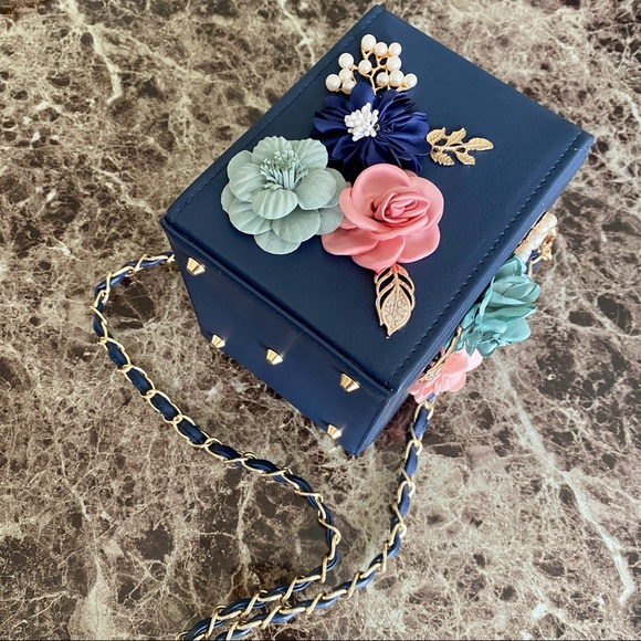 ✨Host Pick✨Pearl & Floral Bag - Picture 3 of 14